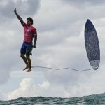 gabriel-medina-chega-as-quartas-de-final-no-surfe-em-paris-2024