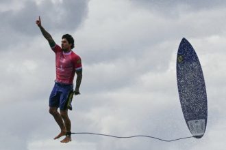 gabriel-medina-chega-as-quartas-de-final-no-surfe-em-paris-2024