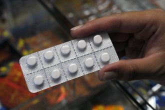 possivel-reacao-do-brasil-a-tarifaco-pode-afetar-precos-de-remedios