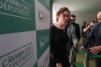 hugo-motta-diz-que-providencias-sobre-zambelli-ja-estao-sendo-tomadas