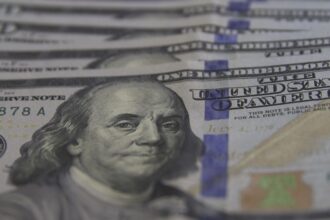 dolar-fica-estavel-apos-prisao-domiciliar-de-bolsonaro-e-ata-do-copom