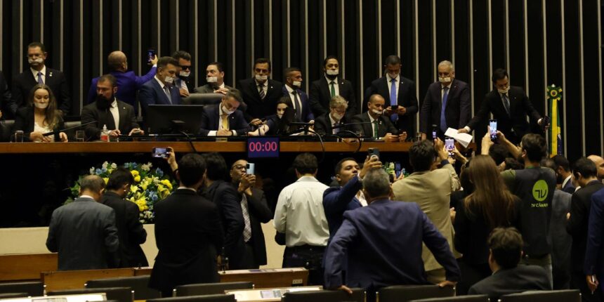 alcolumbre-e-motta-pedem-dialogo-e-respeito-apos-ocupacao-de-plenarios