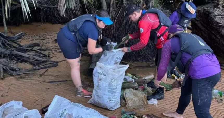 canoistas-fazem-mutirao-e-retiram-toneladas-de-lixo-da-ilha-dos-papagaios