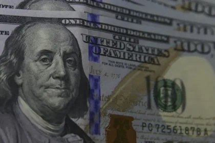 dolar-recua-e-fecha-no-menor-patamar-desde-junho-de-2024