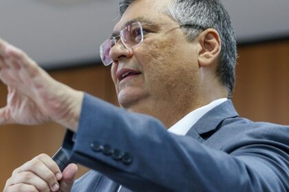 dino-da-10-dias-para-motta-explicar-tramite-do-pl-sobre-adultizacao