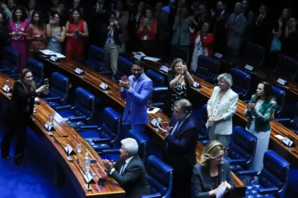 senado-aprova-lei-de-protecao-a-criancas-e-adolescentes-contra-riscos-digitais