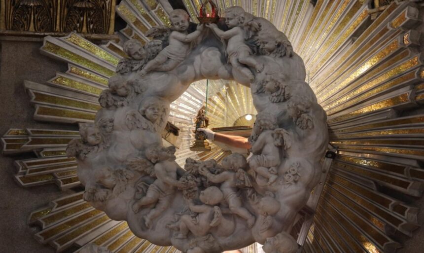 imagem-original-de-nossa-senhora-de-nazare-retorna-ao-gloria-em-cerimonia-extraordinaria-na-basilica