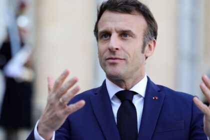 macron-busca-novo-primeiro-ministro-apos-colapso-do-governo