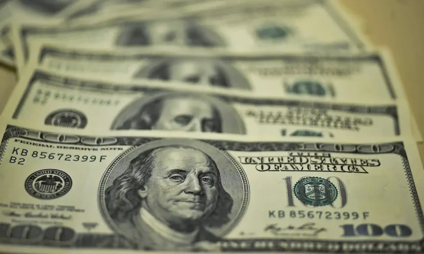 sob-efeito-de-dados-economicos-e-condenacao-de-bolsonaro,-dolar-recua-e-bolsa-opera-em-queda