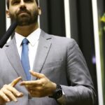 moraes-envia-denuncia-contra-eduardo-bolsonaro-para-hugo-motta