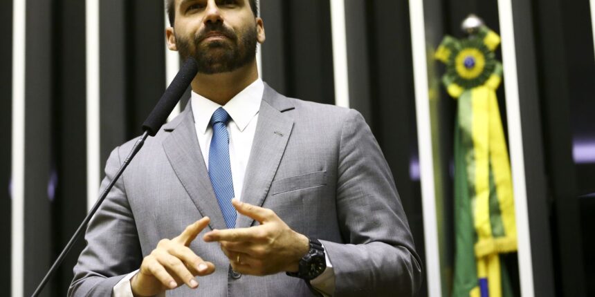 moraes-envia-denuncia-contra-eduardo-bolsonaro-para-hugo-motta