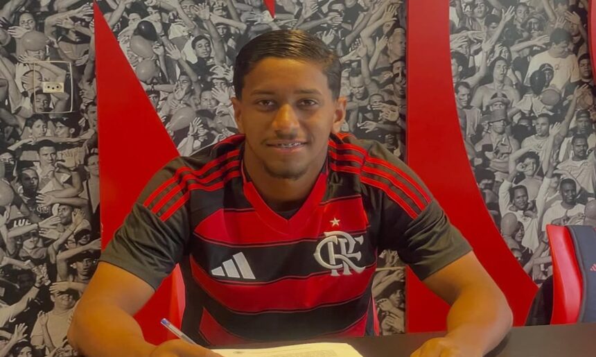flamengo-e-atacante-paraense-de-16-anos-assinam-contrato-profissional-com