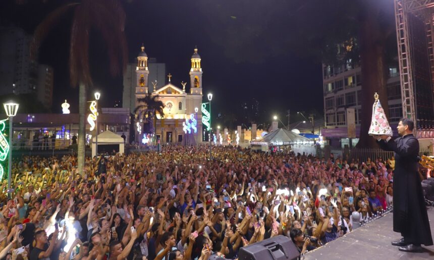 cirio-musical-2025-tem-segunda-noite-com-show-de-eliana-ribeiro-na-praca-santuario