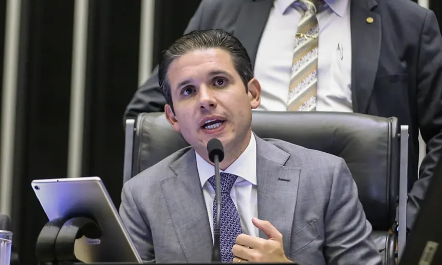 presidente-da-camara-anuncia-urgencia-para-projeto-que-limita-tarifas-de-bagagem-aerea