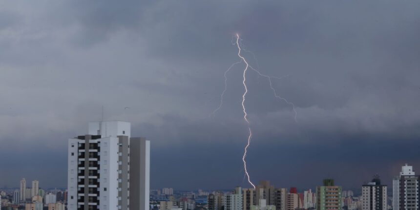 ventos-fortes-em-sp-derrubam-cobertura-de-arena-e-deixam-8-feridos