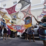 tapete-de-croche-colorido-transforma-rua-do-comercio-em-galeria-a-ceu-aberto