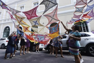 tapete-de-croche-colorido-transforma-rua-do-comercio-em-galeria-a-ceu-aberto
