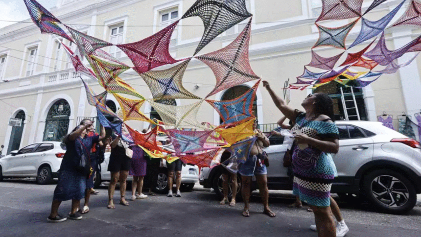 tapete-de-croche-colorido-transforma-rua-do-comercio-em-galeria-a-ceu-aberto