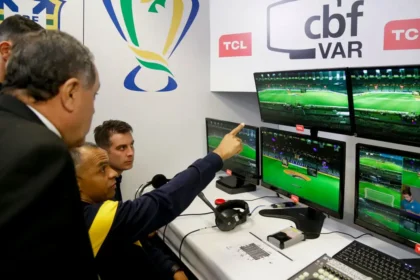 var-bate-recorde-de-intervencoes-e-alteracoes-no-brasileirao-2025,-aponta-levantamento