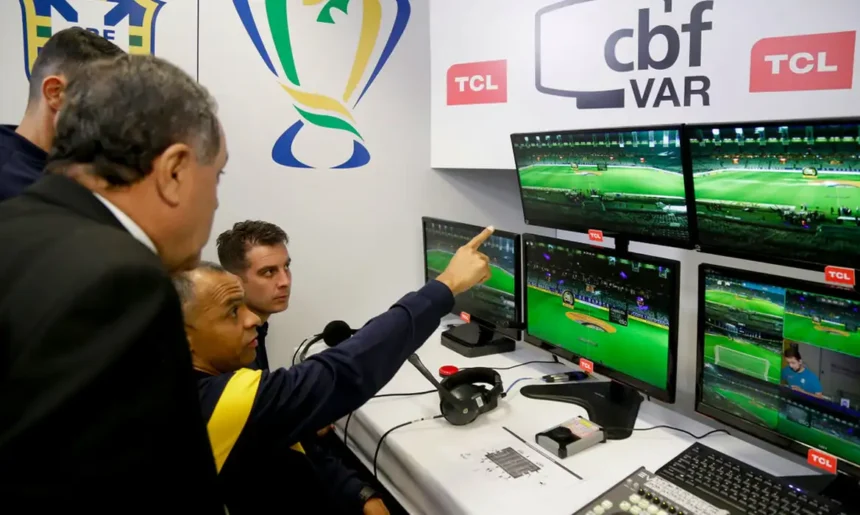 var-bate-recorde-de-intervencoes-e-alteracoes-no-brasileirao-2025,-aponta-levantamento