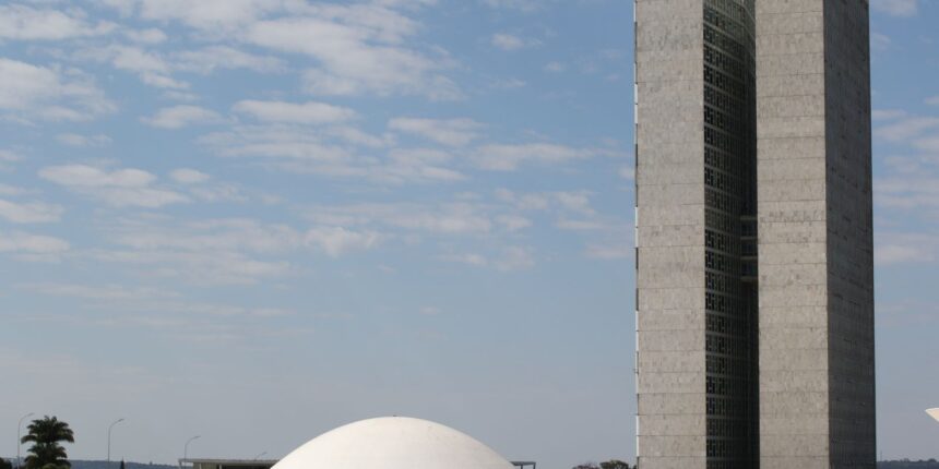 buscas-da-pf-na-camara-tem-como-alvo-ex-assessora-de-lira