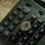 sob-efeito-do-juro-alto,-economia-recua-0,3%-em-outubro