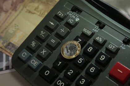 sob-efeito-do-juro-alto,-economia-recua-0,3%-em-outubro