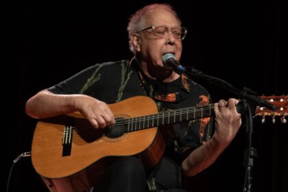 tv-brasil-reexibe-show-no-cena-musical-em-homenagem-a-jards-macale